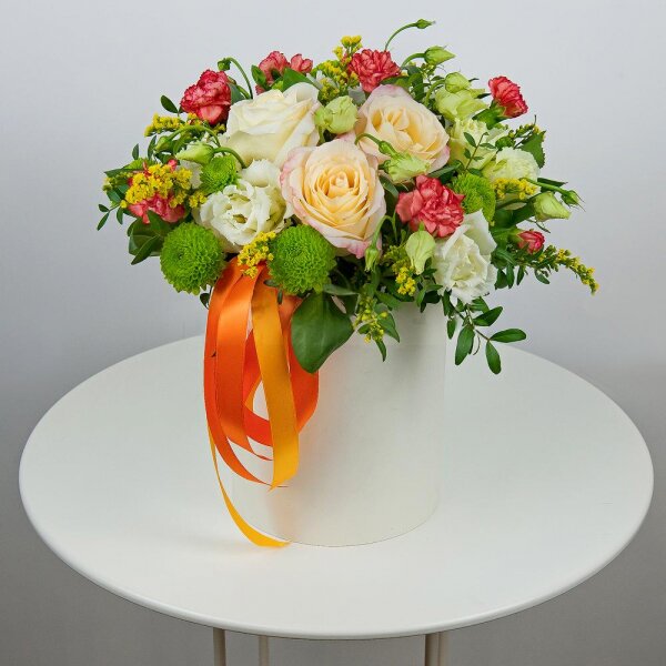 Rose Cream 50 cm - 5, Athos pom Feeling Green - 3, lisianthus - 4, Pink spray carnation - 4, Round flower box small , Oasis, Film, Solidago (1 pc.), Pistachio, Ribbon
