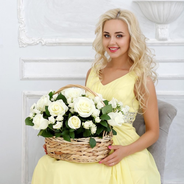 White rose 50 cm - 21, Spray rose: white, cream, light pink 50 cm - 19, Ruscus, Oasis, Medium Basket