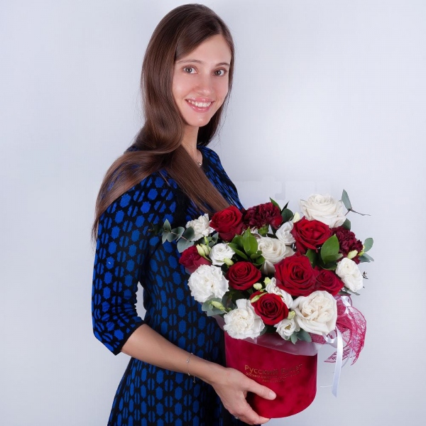 Carnation red - 3, Red rose 50 cm - 9, White rose 50 cm - 4, lisianthus - 2, Carnation white, cream - 4, Round flower box small , Oasis, Eucalyptus Cinerea, Ruscus, Ribbon