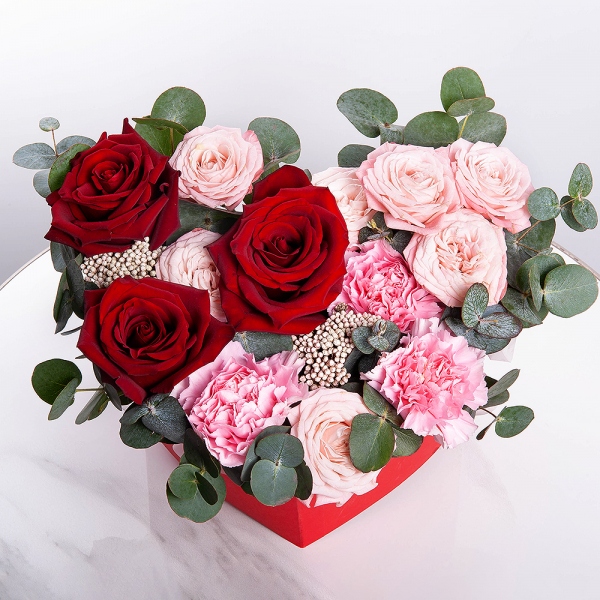 Rose Red 50 cm Ecuador - 3, Pink carnation - 5, Bright pink spray rose mix, 50 cm - 3, Heart‑shaped box for arrangements, Oasis, Ozotamnus, Eucalyptus