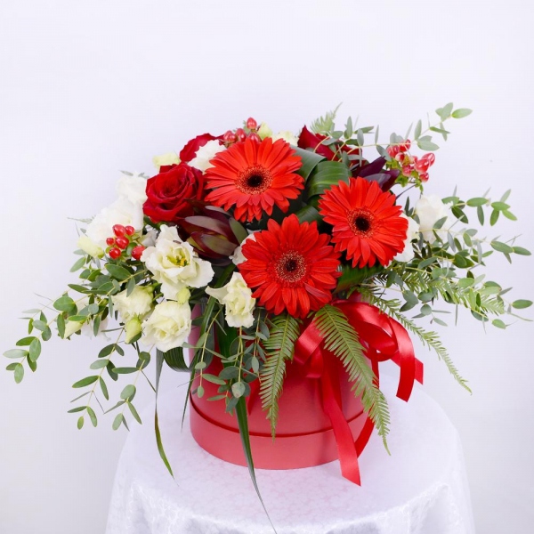 Red rose 50 cm - 4, Gerbera red - 4, lisianthus - 7, Round flower box medium, Oasis, Eucalyptus parvifolia (1 pc.), Ambrella, Aspidistra (1 pc.), Leukodendron, Hypericum, Ribbon