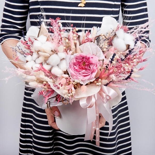 Peony style roses - 1, Round flower box small , Oasis, Cotton bud, Dried flowers in assortment, Ribbon, Wrapping Paper