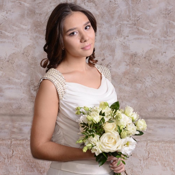 White rose 50 cm - 7, lisianthus - 6, Ruscus, Pistachio, Ribbon