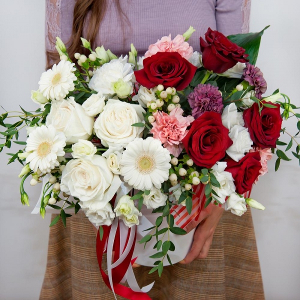 White rose 50 cm - 4, Red rose 50 cm - 7, Carnation white, cream - 3, lisianthus - 4, Gerbera white - 4, Pink carnation - 4, Lilac carnation - 4, Round flower box small , Oasis, Wrapping Paper, Hypericum, Eucalyptus parvifolia (1 pc.), Aspidistra (1 pc.)
