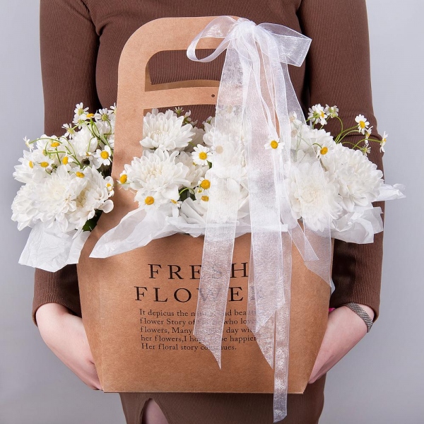 Baltica White Spray Chrysanthemum - 4, Chamomile - 5, Flower bag, Oasis, Wrapping Paper
