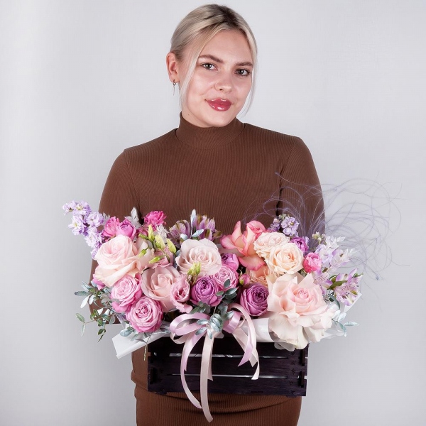 Rose Esperance - 3, Matthiola Lilac - 2, Alstromeria lilac, purple - 7, Pink Lisianthus (Eustoma) - 1, Spray rose: white, cream, light pink 50 cm - 6, Rose Pink 50 cm Ecuador (Chelo, Hermosa, Novia, Titanik, Engagement, Pink Mondiale) - 2, Wooden pot, Oasis, Dried flowers in assortment, Pistachio, Wrapping Paper