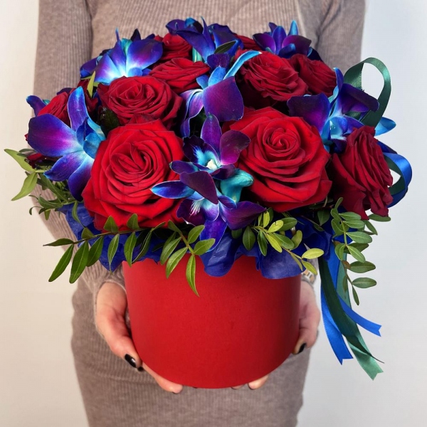 Red rose 50 cm - 30, Orchid Dendrobium - 20, Flask for orchids, Pistachio, Oasis, Round flower box medium, Ribbon