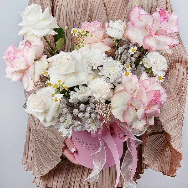 Rose Esperance - 6, White rose 50 cm Ecuador - 5, Chamomile - 2, Baltica White Spray Chrysanthemum - 1, Carnation white, cream - 7, Round flower box small , Brunia Green Lanuginosa (1 pc.), Ozotamnus, Wrapping Paper, Oasis