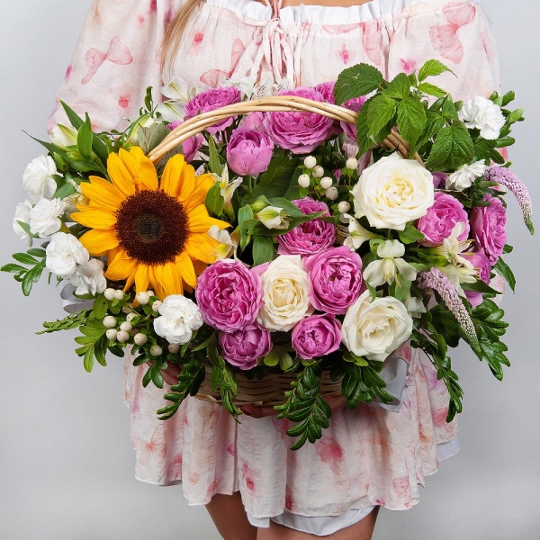 Sunflower - 1, Spray peony rose Misty Bubbles, 50 cm - 4, White rose 50 cm - 9, White spray carnation - 5, Alstromeria white, soft pink - 6, Medium Basket, Oasis, Veronica spray, Hypericum, Pistachio