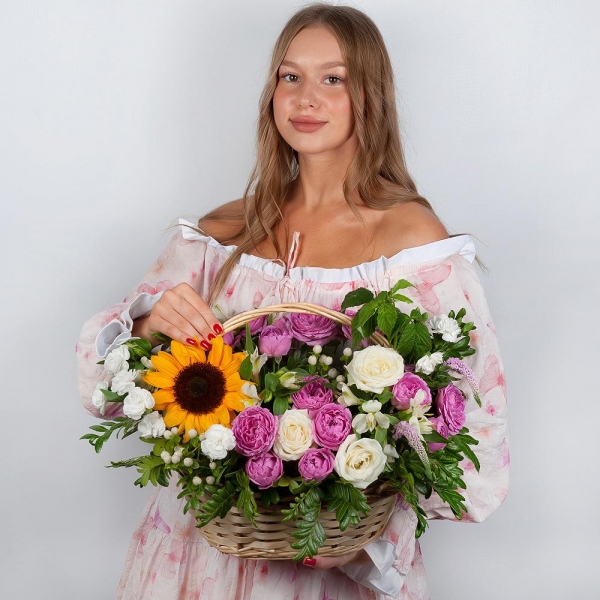 Sunflower - 1, Spray peony rose Misty Bubbles, 50 cm - 4, White rose 50 cm - 9, White spray carnation - 5, Alstromeria white, soft pink - 6, Medium Basket, Oasis, Veronica spray, Hypericum, Pistachio