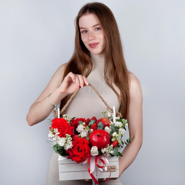 Red rose Nina 50 cm - 5, lisianthus - 2, White Matthiola - 2, Wooden pot, Oasis, Eucalyptus, Pomegranate, Apple, 1 pc., Fresas 250 g, Wooden skewer, Ribbon