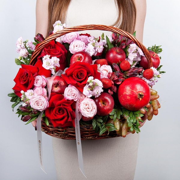 Peony sprayrose - 3, Rose Red 50 cm Ecuador - 7, Matthiola Lilac - 5, Alstromeria Red, Bright Pink - 10, Medium Basket, Oasis, Pistachio, Pomegranate, Grapes, Apple, 1 pc., Wooden skewer, Ribbon, Fresas 250 g