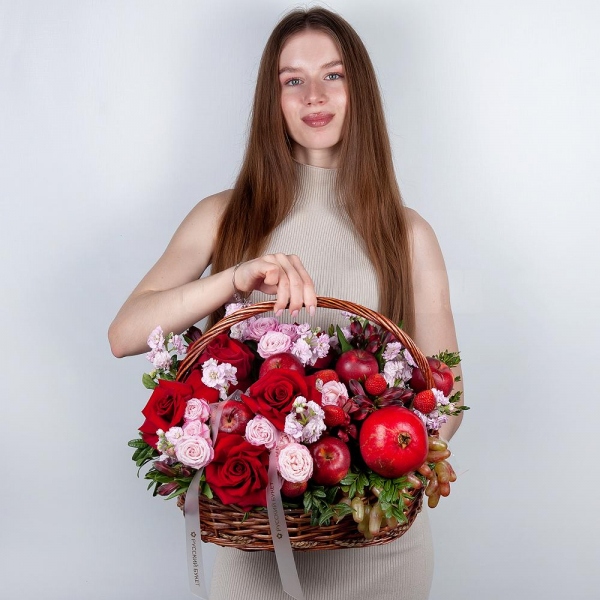 Peony sprayrose - 3, Rose Red 50 cm Ecuador - 7, Matthiola Lilac - 5, Alstromeria Red, Bright Pink - 10, Medium Basket, Oasis, Pistachio, Pomegranate, Grapes, Apple, 1 pc., Wooden skewer, Ribbon, Fresas 250 g