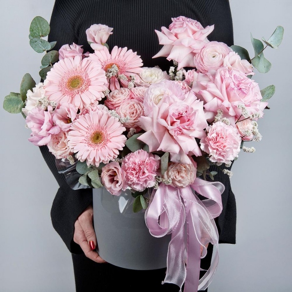 Gerbera pink - 5, Peony rose pink 'OHara' - 3, Ranunculus Pink - 3, Peony sprayrose - 3, Pink carnation - 9, Pink Lisianthus (Eustoma) - 2, Round flower box medium, Oasis, Eucalyptus, Ribbon, Limonium (1 pc.)