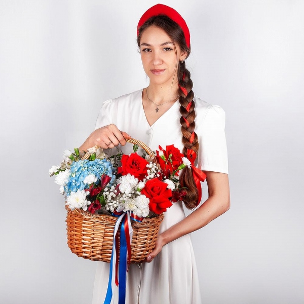 Red rose Nina 50 cm - 7, Gypsophila - 1, White spray carnation - 7, Blue/purple hydrangea - 1, Alstromeria white, soft pink - 5, Alstromeria Red, Bright Pink - 3, Baltica White Spray Chrysanthemum - 1, Medium Basket, Oasis, Pistachio, Ribbon