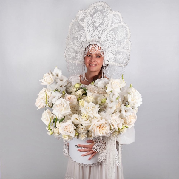 Peony style roses - 5, White rose 50 cm Ecuador - 10, lisianthus - 4, Spray rose: white, cream, light pink 50 cm - 12, White spray carnation - 13, White Gladiolus - 5,  White Hydrangea - 1, Round flower box medium, Oasis, Veronica spray, Eucalyptus, Amaranth stabilized, Feathers decor., Decorative crown