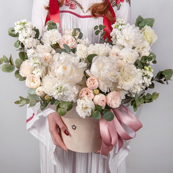 Peony white - 3, Baltica White Spray Chrysanthemum - 4, Peony sprayrose - 4, White Matthiola - 7, Carnation white, cream - 9, lisianthus - 5, Round flower box medium, Oasis, Eucalyptus, Ribbon
