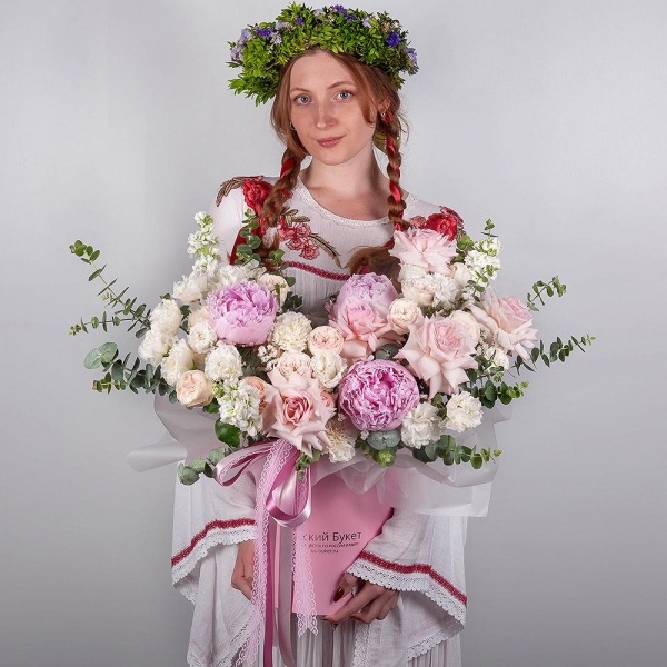 Peony pink - 3, Peony sprayrose - 3, Baltica White Spray Chrysanthemum - 3, White Matthiola - 3, lisianthus - 5, Carnation white, cream - 11, Rose Esperance - 7, Round flower box medium, Oasis, White statice, Eucalyptus, Ribbon