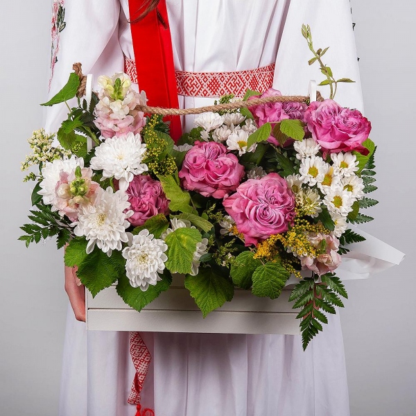 Baltica White Spray Chrysanthemum - 5, Pink rose Country Blues 50 cm - 5, Pink Matthiola - 4, Santini White Spray Chrysanthemum - 4, Wooden pot, Oasis, Solidago (1 pc.),  Raspberry branch, Yellow Statice