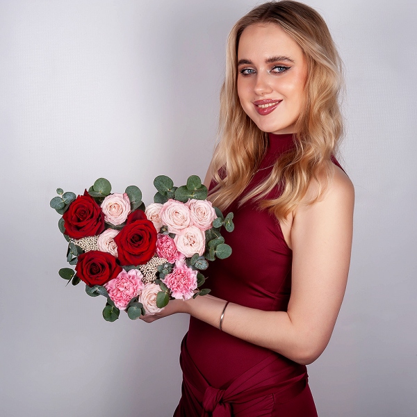 Rose Red 50 cm Ecuador - 3, Pink carnation - 5, Bright pink spray rose mix, 50 cm - 3, Heart‑shaped box for arrangements, Oasis, Ozotamnus, Eucalyptus