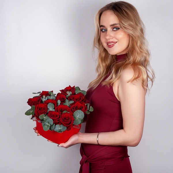 Red rose 50 cm - 19, Heart‑shaped box for arrangements, Oasis, Eucalyptus