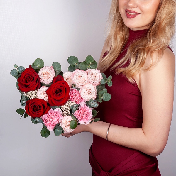 Rose Red 50 cm Ecuador - 5, Pink carnation - 5, Bright pink spray rose mix, 50 cm - 4, Heart‑shaped box for arrangements, Oasis, Ozotamnus, Eucalyptus