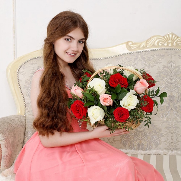 Red rose 50 cm - 8, White rose 50 cm - 6, Pink rose 50 cm - 7, Ruscus, Pistachio, Oasis, Medium Basket