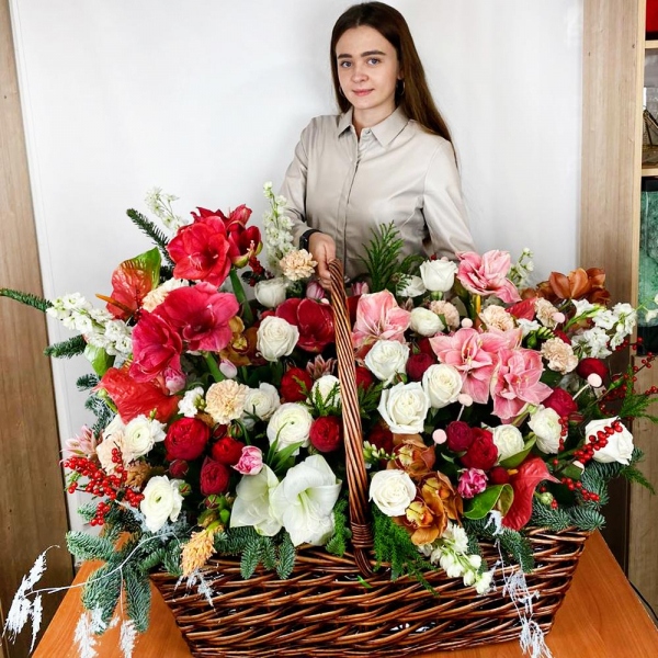 White amaryllis  - 2, Peony rose pink 'OHara' - 29, Pink cut anthurium - 4, lisianthus - 8, Spray peony rose  - 30, Orchid bud yellow/brown Cymbidium - 19, Pink Hyacinth - 8, Pink tulip - 13, Freesia - 13, Ranunculus White - 10, Carnation white, cream - 12, Red amaryllis - 4, Pink amaryllis - 3, Hypericum, Decorative element medium, Asparagus setaceus (1 pc.), Large Basket, Oasis, Pistachio, Flask for orchids