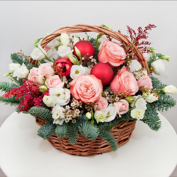Peony rose Kahala 50 cm - 4, Bright pink spray rose mix, 50 cm - 4, lisianthus - 4, Carnation white, cream - 2, Medium Basket, Oasis, Spruce branches (1pc.), Solidago (1 pc.), Waxflower (1 pc.), Christmas decor (set)