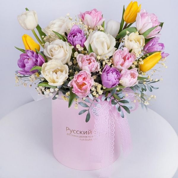 Роза белая 50 см - 7, Тюльпан розовый - 6, Гипсофила - 1, Тюльпан белый - 9, Тюльпан желтый - 4, Тюльпан сиреневый - 6, Шляпная коробка маленькая, Оазис, Фисташка, Лента