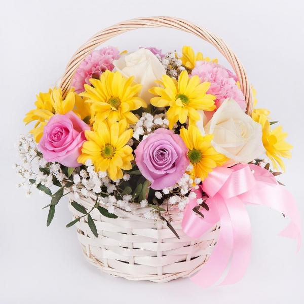 White rose 50 cm - 4, Pink rose 50 cm - 5, Pink carnation - 3, Bacardi Yellow Spray Chrysanthemum - 2, Gypsophila - 1, Small Basket, Oasis, Pistachio