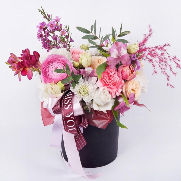 Ranunculus Pink - 1, Freesia - 1, Alstromeria white, soft pink - 2, Pink carnation - 3, Spray rose: white, cream, light pink 50 cm - 3, lisianthus - 2, Baltica White Spray Chrysanthemum - 2, Pink tulip - 1, Round flower box small , Oasis, Waxflower (1 pc.), Dried flowers decor, Wrapping Paper, Eucalyptus