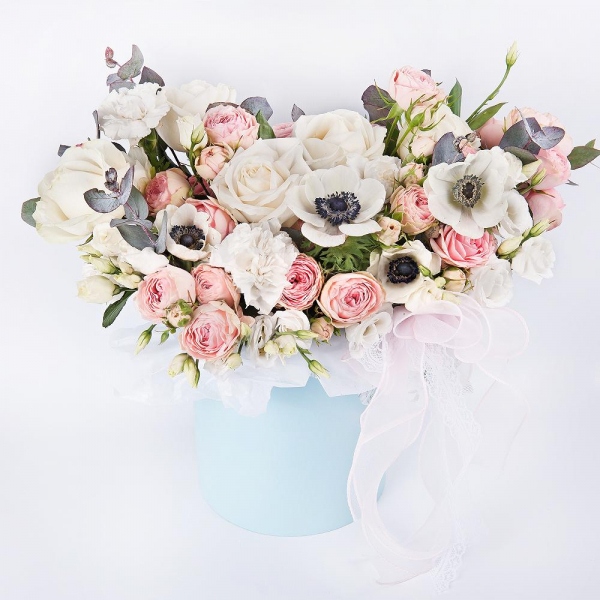 White anemone - 7, Peony sprayrose - 6, White rose 50 cm - 9, Carnation white, cream - 5, lisianthus - 3, Round flower box small , Oasis, Eucalyptus Cinerea, Wrapping Paper