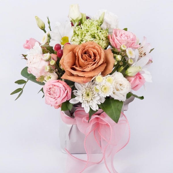 Роза Тоффи - 1, Peony sprayrose - 1, Bacardi White Spray Chrysanthemum - 2, Athos poms Stallion - 1, Alstromeria white, soft pink - 2, lisianthus - 1, Oasis, Wrapping Paper, Pistachio, Hypericum, Viburnum