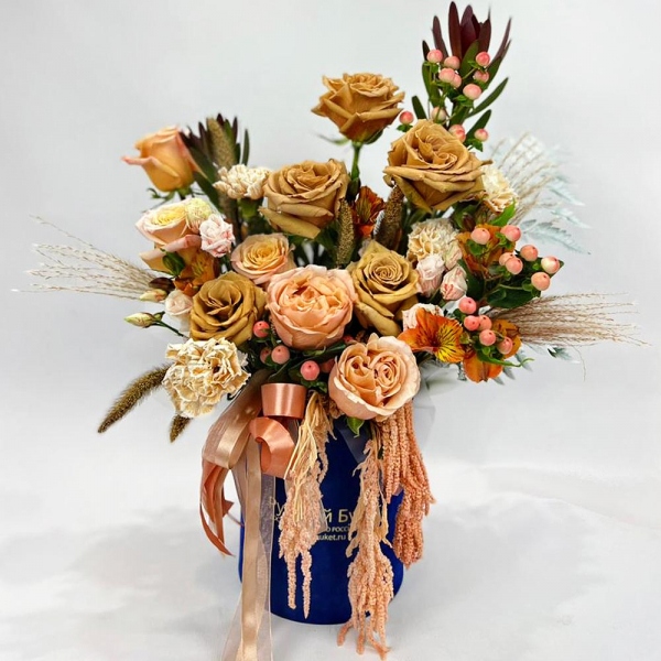 Роза Тоффи - 6, Rose Cream 50 cm - 7, Alstromeria Yellow, Orange - 5, lisianthus - 1, Carnation white, cream - 9, Peony rose pink 'OHara' - 2, Round flower box small , Oasis, Hypericum, Leukodendron, Dried flowers in assortment, Ribbon, Fern (1 pc.)