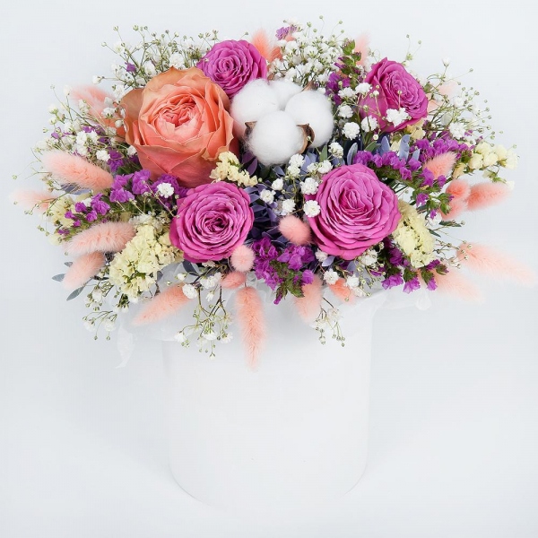 Peony rose Kahala 50 cm - 3, Bright pink spray rose mix, 50 cm - 2, Gypsophila - 1, Round flower box small , Oasis, Pistachio, Pink Statice, Cotton bud, Dried flowers in assortment, Yellow Statice