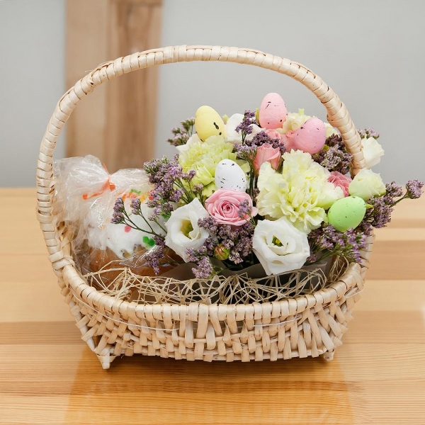 Bright pink spray rose mix, 50 cm - 2, lisianthus - 2, Green carnation - 5, Medium Basket, Oasis, Easter cake, Sisal, Limonium (1 pc.), Easter eggs (3 pc.)