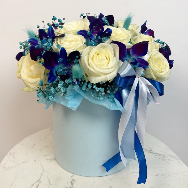 White rose 50 cm - 24, Orchid Dendrobium - 13, Gypsophila - 2, Flask for orchids, Dried flowers in assortment, Oasis, Round flower box medium, Ribbon