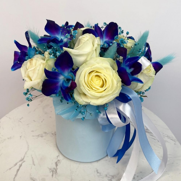 White rose 50 cm - 15, Orchid Dendrobium - 10, Gypsophila - 2, Flask for orchids, Dried flowers in assortment, Oasis, Round flower box small , Ribbon