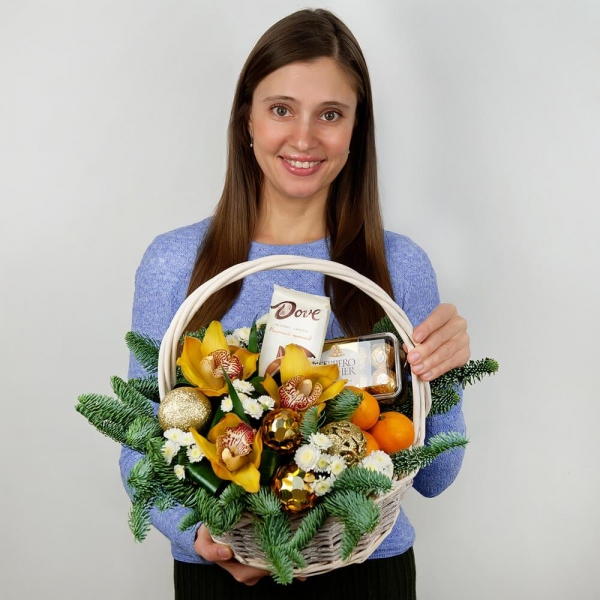 Orchid bud yellow/brown Cymbidium - 5, Athos poms Stallion - 3, Oasis, Flask for orchids, Aspidistra (1 pc.), Tangerine, 1 pc., Candies 