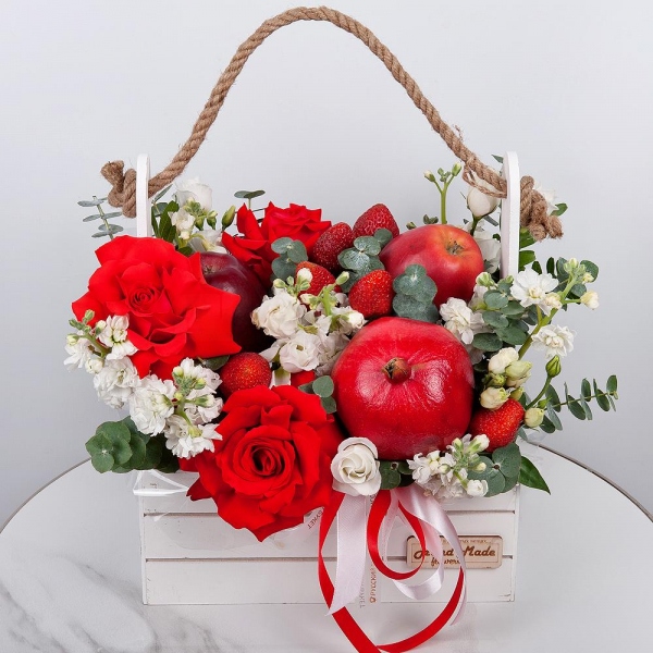 Red rose Nina 50 cm - 5, lisianthus - 2, White Matthiola - 2, Wooden pot, Oasis, Eucalyptus, Pomegranate, Apple, 1 pc., Fresas 250 g, Wooden skewer, Ribbon