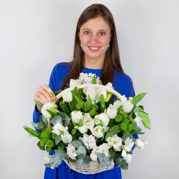 lisianthus - 6, Athos pom Feeling Green - 7, Tulip white - 15, Large Basket, Oasis, Eucalyptus Cinerea, Film
