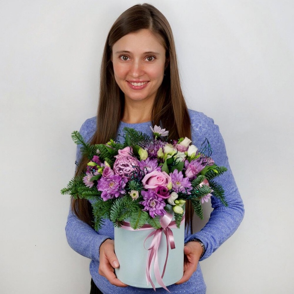 Baltica Pink Spray Chrysanthemum - 2, lisianthus - 2, Pink rose 50 cm - 5, Purple Lisianthus (Eustoma) - 2, Round flower box medium, Oasis, Ribbon, Spruce branches (1pc.), Christmas decor (set)