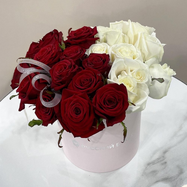 White rose 50 cm - 14, Red rose 50 cm - 19, Round flower box small , Ribbon