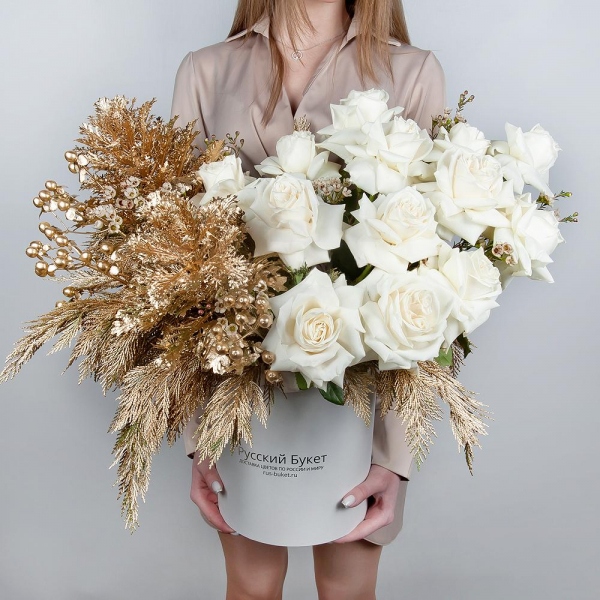 White rose 50 cm Ecuador - 21, Oasis, Round flower box medium, Waxflower (1 pc.), Hypericum, Thuja, Brassica