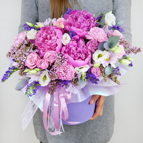 Peony pink - 4, Pink carnation - 4, Peony sprayrose - 4, lisianthus - 3, Lilac Bush - 3, Bacardi Pink Spray Chrysanthemum - 2, Round flower box small , Oasis, Wrapping Paper, Eucalyptus Cinerea, Blue Statice