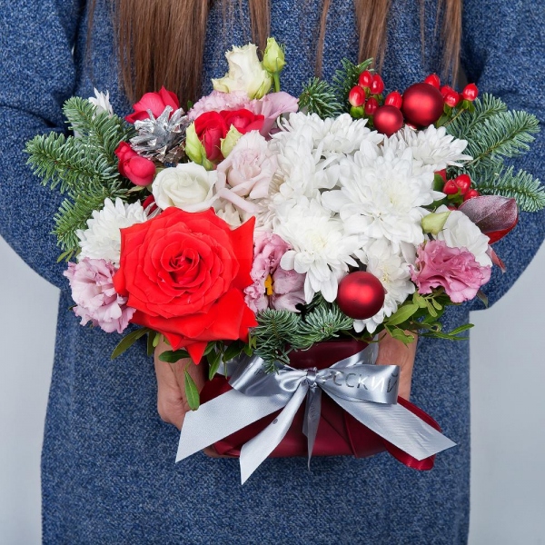 Pink Lisianthus (Eustoma) - 2, Baltica White Spray Chrysanthemum - 2, Red rose Nina 50 cm - 3, Spray rose: red 50 cm - 2, Wrapping Paper, Oasis, Spruce branches (1pc.), Hypericum, Christmas decor (set), Ruscus, Pistachio