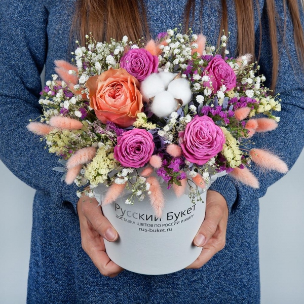Peony rose Kahala 50 cm - 3, Bright pink spray rose mix, 50 cm - 2, Gypsophila - 1, Round flower box small , Oasis, Pistachio, Pink Statice, Cotton bud, Dried flowers in assortment, Yellow Statice