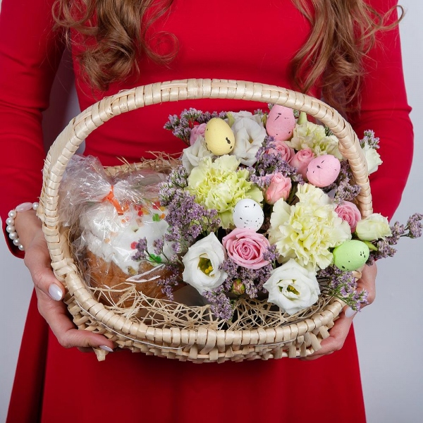 Bright pink spray rose mix, 50 cm - 2, lisianthus - 2, Green carnation - 5, Medium Basket, Oasis, Easter cake, Sisal, Limonium (1 pc.), Easter eggs (3 pc.)