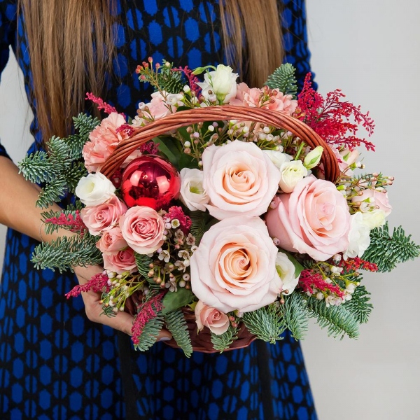 Pink rose 50 cm - 3, Bright pink spray rose mix, 50 cm - 4, lisianthus - 3, Carnation white, cream - 4, Small Basket, Spruce branches (1pc.), Oasis, Solidago (1 pc.), Waxflower (1 pc.), Christmas decor (set)